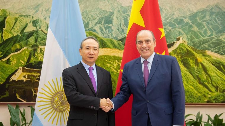 Guillermo Francos junto al embajador de la República Popular China, Wei Wang. 