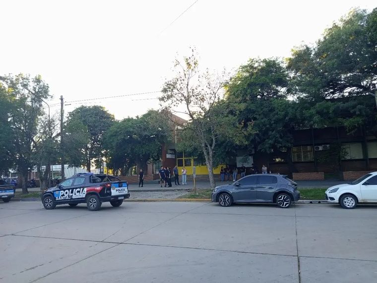 El ataque, que dejó como saldo un alumno muerto y otro herido, se desencadenó en el momento de mayor concentración de estudiantes: mientras los cursos se encontraban en el patio formando para izar la bandera.