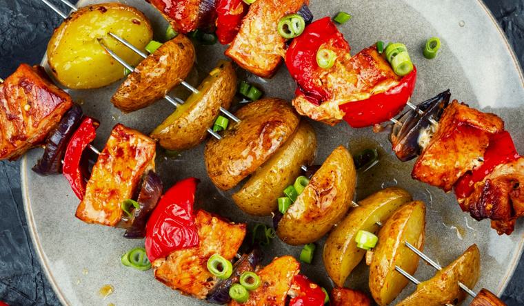 Las brochetas son una receta muy popular porque facilitan porciones parejas. Las brochetas son una receta muy popular porque facilitan porciones parejas.