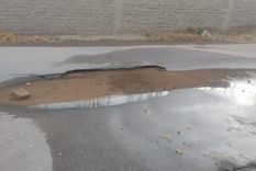 La pérdida de agua frente a la casa de los vecinos de Maipú.&nbsp;