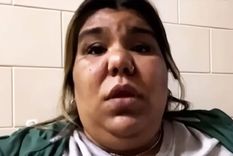 Camila Deniz se mostró desde la guardia del Hospital Paroissien visiblemente dolorida y en silla de ruedas. / Captura de video