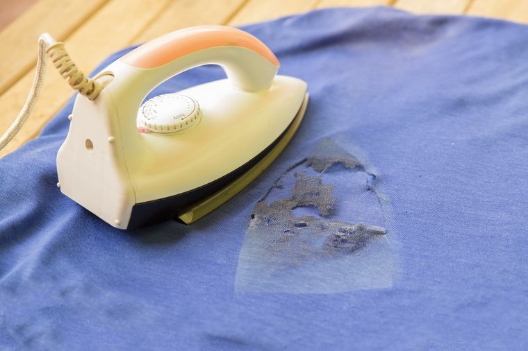 TRUCO Si no se toman algunas precauciones, se pueden quemar las prendas al planchar Foto: SHUTTERSTOCK