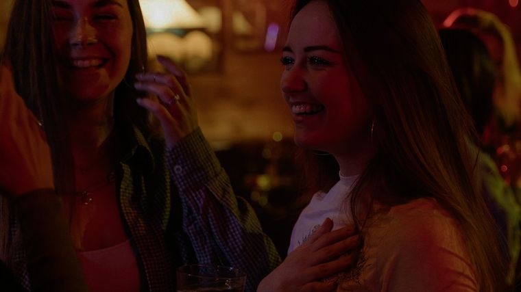 El club social sin alcohol promueve la sobriedad consciente y nuevas formas de socializar. Foto: Pexels.