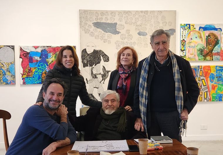 El artista rodeado de amigos, entre ellos el presidente del FNA, Tulio Andreussi G, la otrora senadora Cristina Guzmán y Carlos María Pinasco.