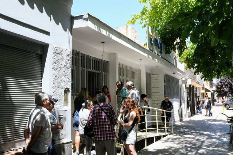 Además, los jubilados deben presentar un formulario con los datos solicitados. Foto: ALF PONCE MERCADO / MDZ