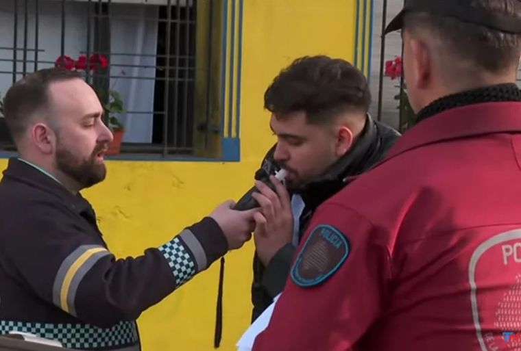 Uno de los tantos intentos de alcoholemia que realizó el protagonista del choque en Villa Crespo.