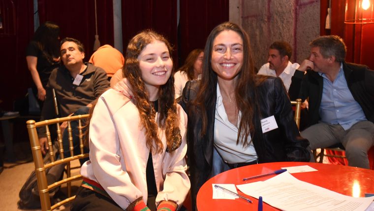 Ronit Camsen, Directora del grupo Huentala, junto a su hija.