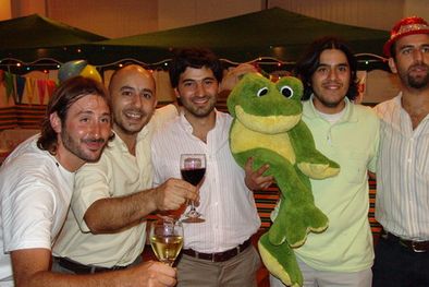 MDZol | El grupo más divertido de la noche juntó sus tickets y los canjeó por la rana Nancy. Foto: MDZ