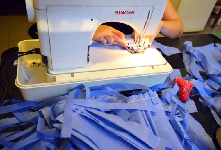 Muchas personas están fabricando barbijos para ellos mismos, su familia o para vender