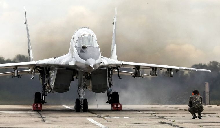 Un avión de combate Mig-29 de la Fuerza Aérea de Ucrania, en la base militar de en Kiev. Foto: Efe.