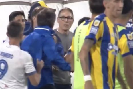 No lo podían parar: Guillermo, enloquecido con Holan en el final del partido en Liniers. No lo podían parar: Guillermo, enloquecido con Holan en el final del partido en Liniers.