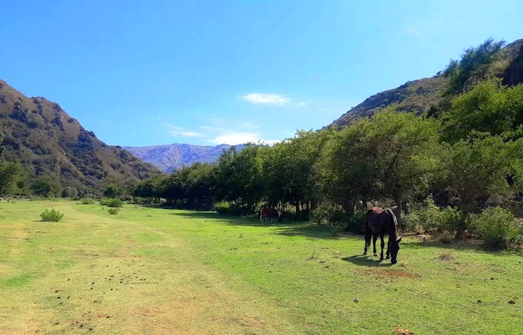 Agua calma, sierras y monte serrano definen el paisaje de este pueblo ideal para escapar del calor. Agua calma, sierras y monte serrano definen el paisaje de este pueblo ideal para escapar del calor. 