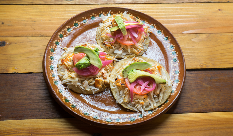 Esta receta de salbutes de pollo proviene de la península de Yucatán y es tan popular que se sirve tanto en mercados locales como en celebraciones familiares, demostrando la versatilidad de la cocina tradicional mexicana. Esta receta de salbutes de pollo proviene de la península de Yucatán y es tan popular que se sirve tanto en mercados locales como en celebraciones familiares, demostrando la versatilidad de la cocina tradicional mexicana.