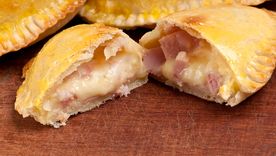 Receta de empanadas de jamón y queso fáciles y deliciosas.