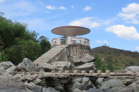 La Paisanita es un pueblo serrano atravesado por el río Anisacate y por una de las postales más reconocibles de Paravachasca. La Paisanita es un pueblo serrano atravesado por el río Anisacate y por una de las postales más reconocibles de Paravachasca.