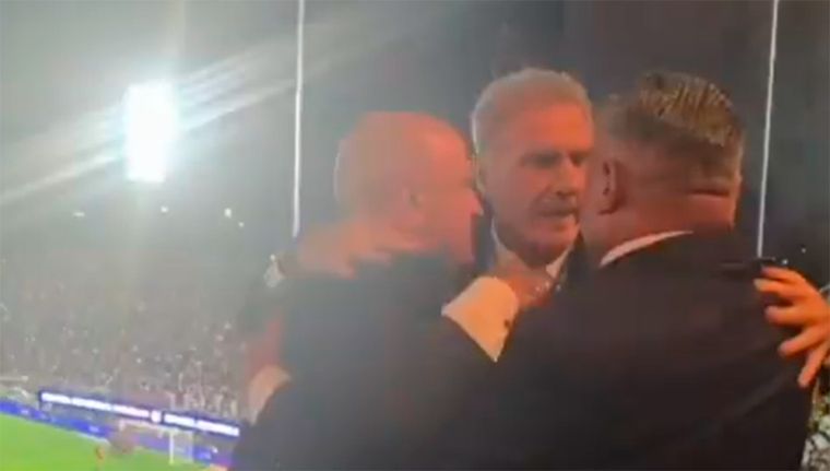 El Chiqui Tapia, Oscar Ruggeri y Nicolás Russo se fundieron en un abrazo tras la consagración de Lanús.