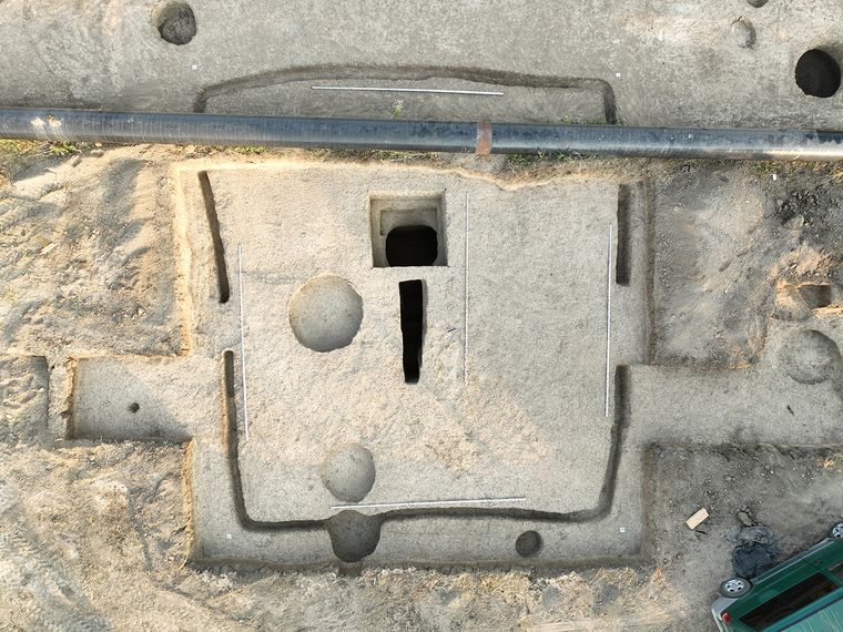 Kurgan, lugar donde se registran fosas domésticas de un asentamiento de los siglos X-XIII en Mayrtup.