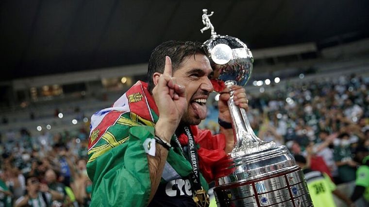 El DT del elenco brasilero comenzó a palpitar el mano a mano con el Xeneize. Foto: EFE