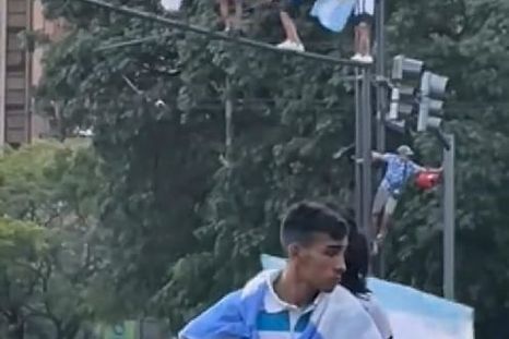 Algunos de los hinchas se treparon a los semáforos