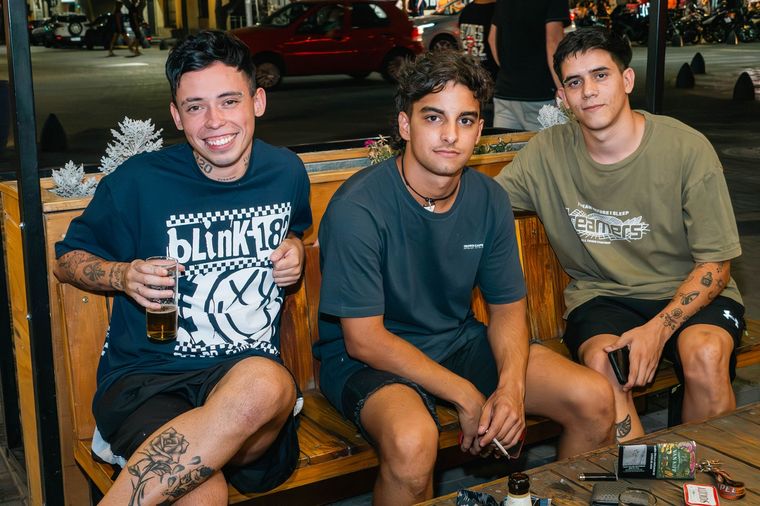 Muchos jóvenes se quedan en Mendoza y disfrutan del verano en la provincia. Muchos jóvenes se quedan en Mendoza y disfrutan del verano en la provincia.