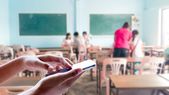 La DGE busca evitar que los chicos se distraigan usando el celular en el aula.  La DGE busca evitar que los chicos se distraigan usando el celular en el aula.