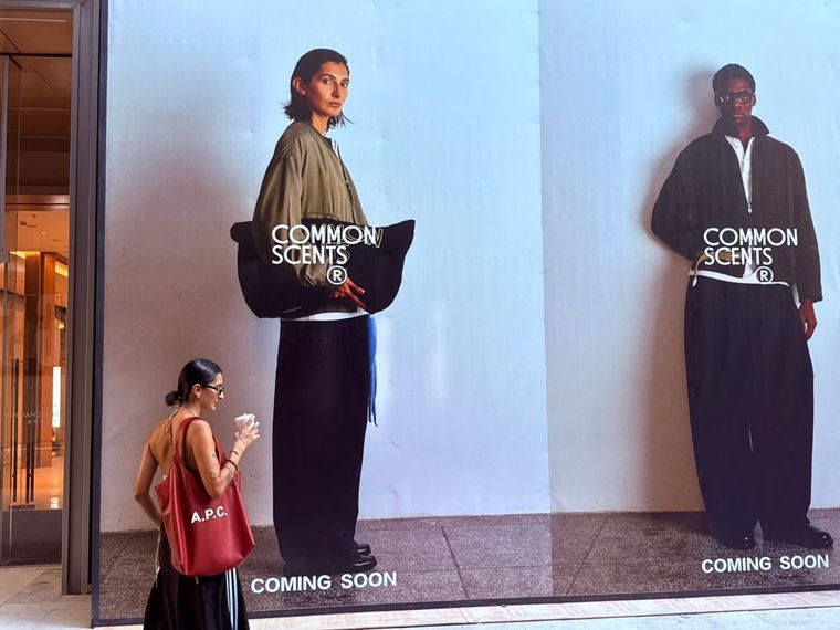 Nazarena Lucero, la modelo que conquistó la moda en Asia, posando junto a la gigantografía en uno de sus primeros trabajos en el exterior. Nazarena Lucero, la modelo que conquistó la moda en Asia, posando junto a la gigantografía en uno de sus primeros trabajos en el exterior.