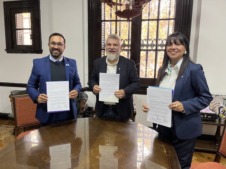 Este viernes, se reunieron en la sede de la Subsecretaría de Cultura de Mendoza el subsecretario de Cultura de la Provincia, Diego Gareca; el ministro de Turismo y Cultura de San Luis, Juan Álvarez Pinto, y la secretaria de Cultura de San Juan, Analía Vilches. Este viernes, se reunieron en la sede de la Subsecretaría de Cultura de Mendoza el subsecretario de Cultura de la Provincia, Diego Gareca; el ministro de Turismo y Cultura de San Luis, Juan Álvarez Pinto, y la secretaria de Cultura de San Juan, Analía Vilches.