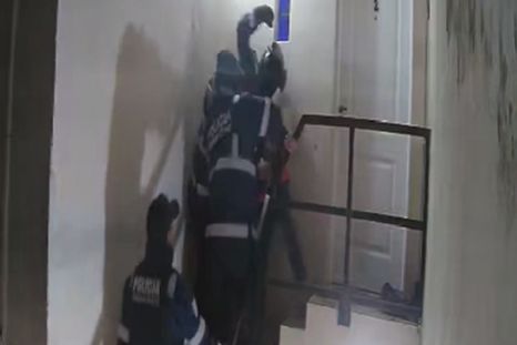 El video muestra a varios policías golpeando a un joven en la entrada de una vivienda tras un operativo de tránsito en Río Gallegos. El video muestra a varios policías golpeando a un joven en la entrada de una vivienda tras un operativo de tránsito en Río Gallegos.