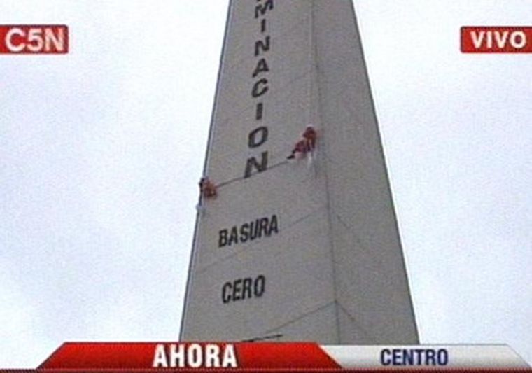 Los dos ambientalistas llegaron a colgarse a 60 metros de altura. Foto: Imagen TV