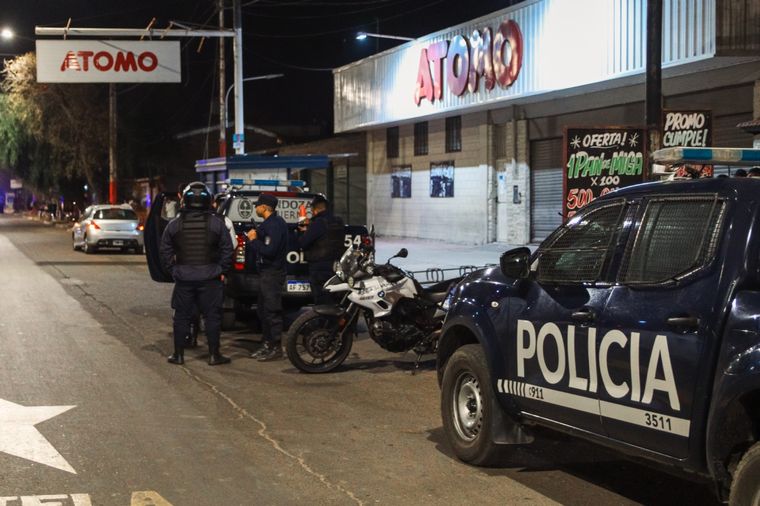 La policía aumentó la custodia en los supermercados de Mendoza. Foto: Santiago Tagua/MDZ