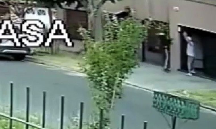 Salió a sacar la basura y fue víctima de un brutal robo. Foto: Captura de video