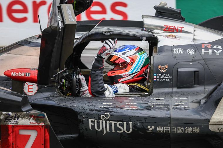 Pechito saludo tras conseguir un nuevo podio en Le Mans. Foto: EFE