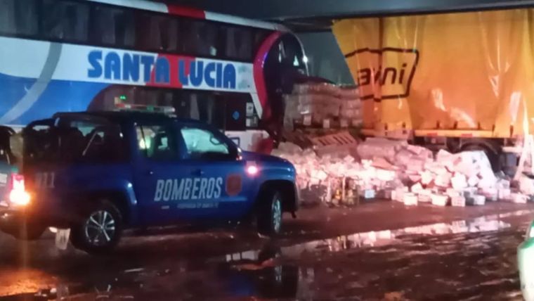 El choque entre el micro y el camión en Santa Fe.
