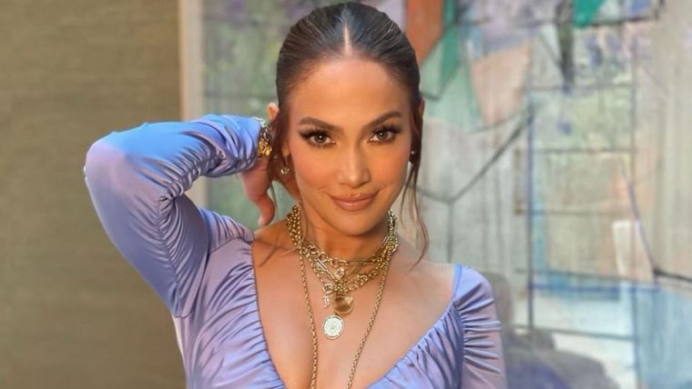 El escote cut out es ideal para cualquier edad. ¡Da un toque muy juvenil! Foto: Instagram @jlo