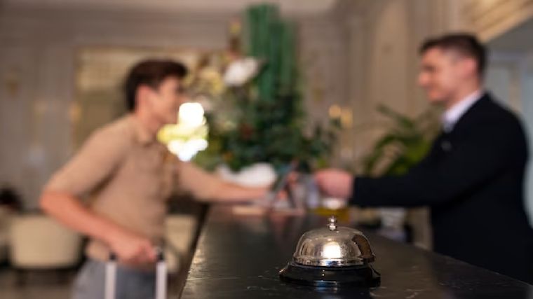 Mostró su experiencia en uno de los hoteles con peor calificación en Google y se hizo viral. Foto: Freepik