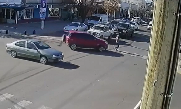Instantes previos a que la mujer fuese atropellada por un conductor que no respetó las leyes de tránsito Foto: Captura de video.