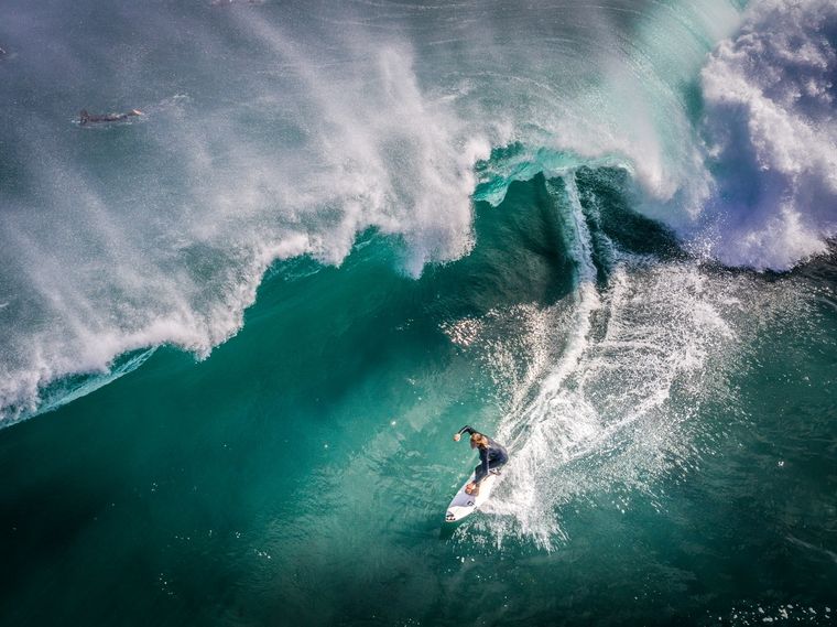 Mención categoría deportes, Surfeando en el río Margaret por Shane Richardson Foto: https://droneawards.photo/