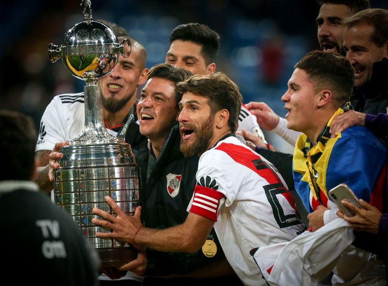Gallardo levanta la Copa con los capitanes. Juanfer presente. Foto: NA