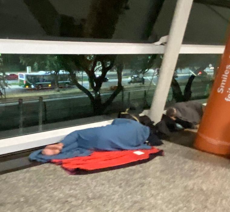Más de 100 indigentes vivían en Aeroparque desde hace meses.
