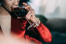 El peligro oculto que hay en tomar vino en una copa incorrecta