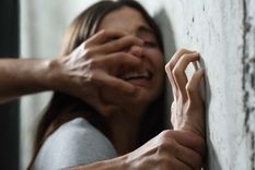 La joven fue violada en el baño por uno de los asaltantes/Imagen ilustrativa