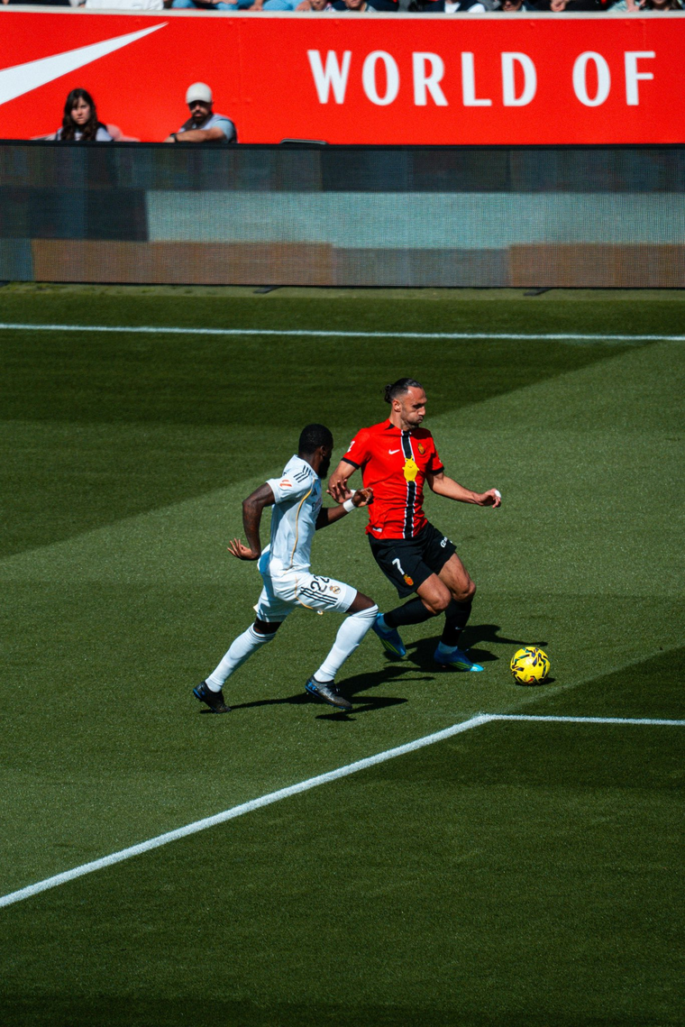 Muriqui busca encarar a Antonio Rudiger. Muriqui busca encarar a Antonio Rudiger.