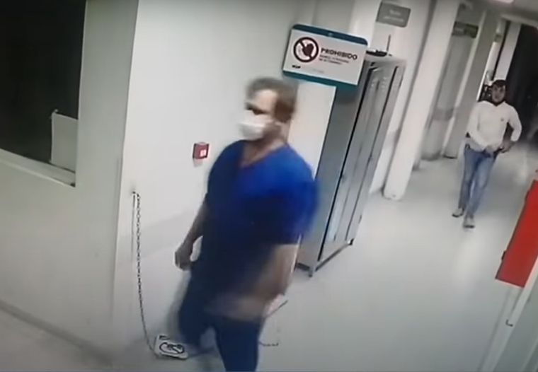 Con tranquilidad, así salía Grottini de la habitación de su madre