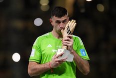 Emiliano Martínez se destacó en el mundial y recibió el premio al mejor arquero.