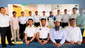 Los oficiales de alto rango del Banglar Joyjatra grabaron un video para levantar la moral de la tripulación. Los oficiales de alto rango del Banglar Joyjatra grabaron un video para levantar la moral de la tripulación.