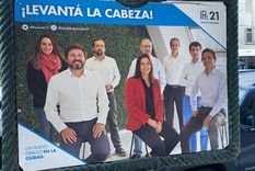 Parte de los anuncios y del empapelado con el que amaneció Ciudad de Buenos Aires