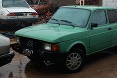 El Fiat 147 verde en el que se dio a la fuga el hombre detenido.&nbsp;