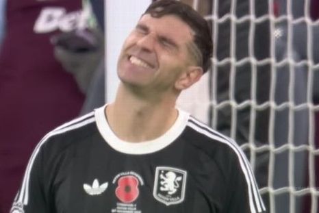 Dibu Martínez cometió un error grosero que derivó en el 1-0 de Liverpool. Dibu Martínez cometió un error grosero que derivó en el 1-0 de Liverpool.