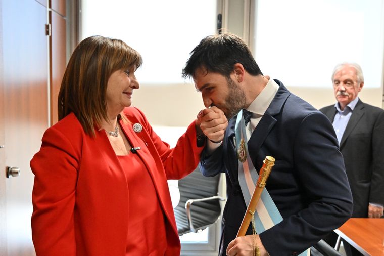 Torres, con Patricia Bullrich en el acto de asunción Foto: Télam