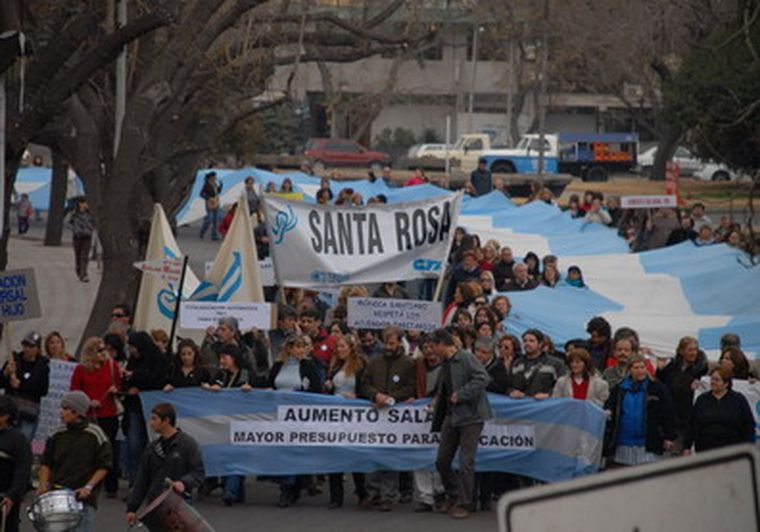 Los docentes trabajarán mañana y luego habrá paro. Foto: Marcelo Ruiz/ MDZ